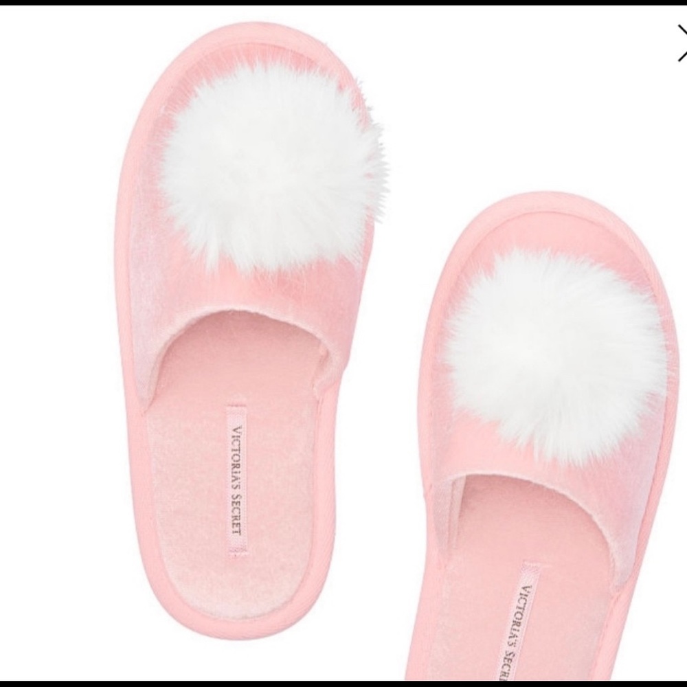 SOLD‼️ Victoria’s Secret Pink PomPom Slippers